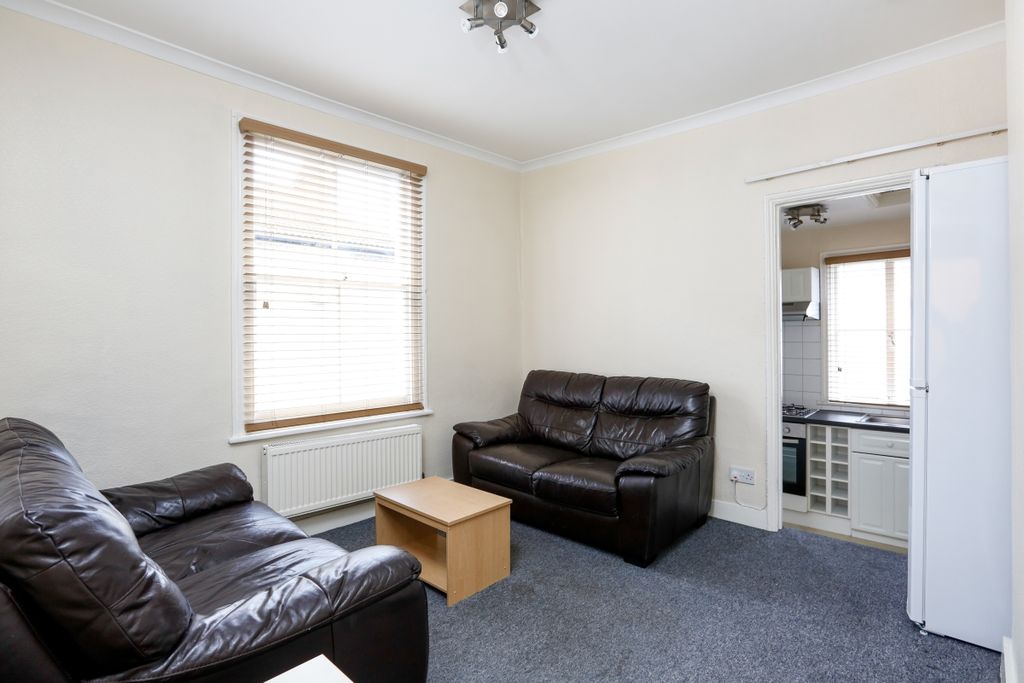 Property photo 3 of 9 87A-Penwith-Road-...