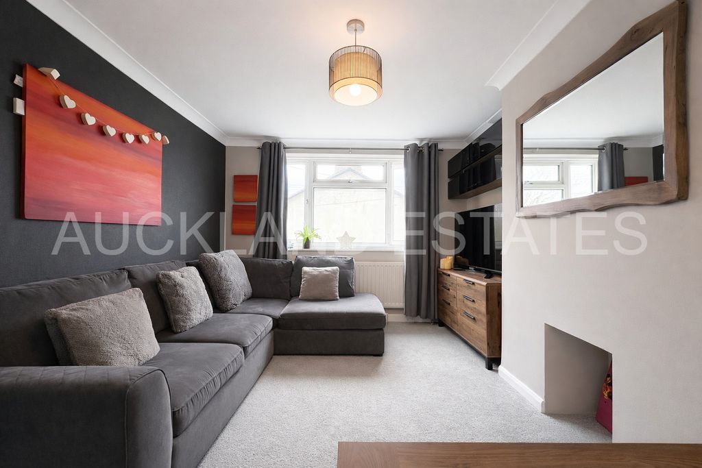 Property photo 3 of 14 Image00012