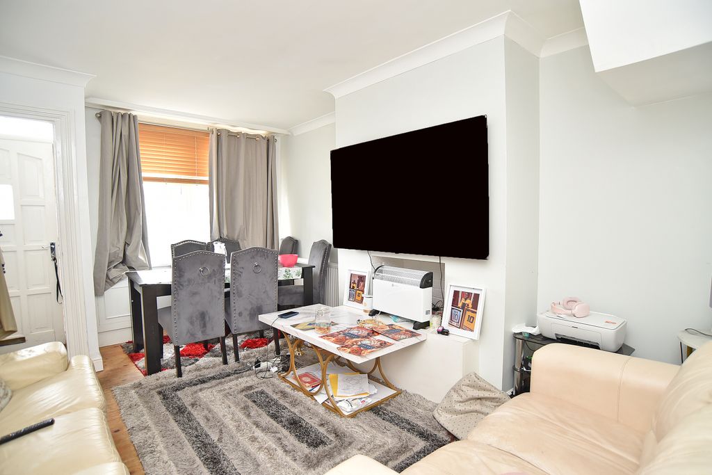 Property photo 2 of 8