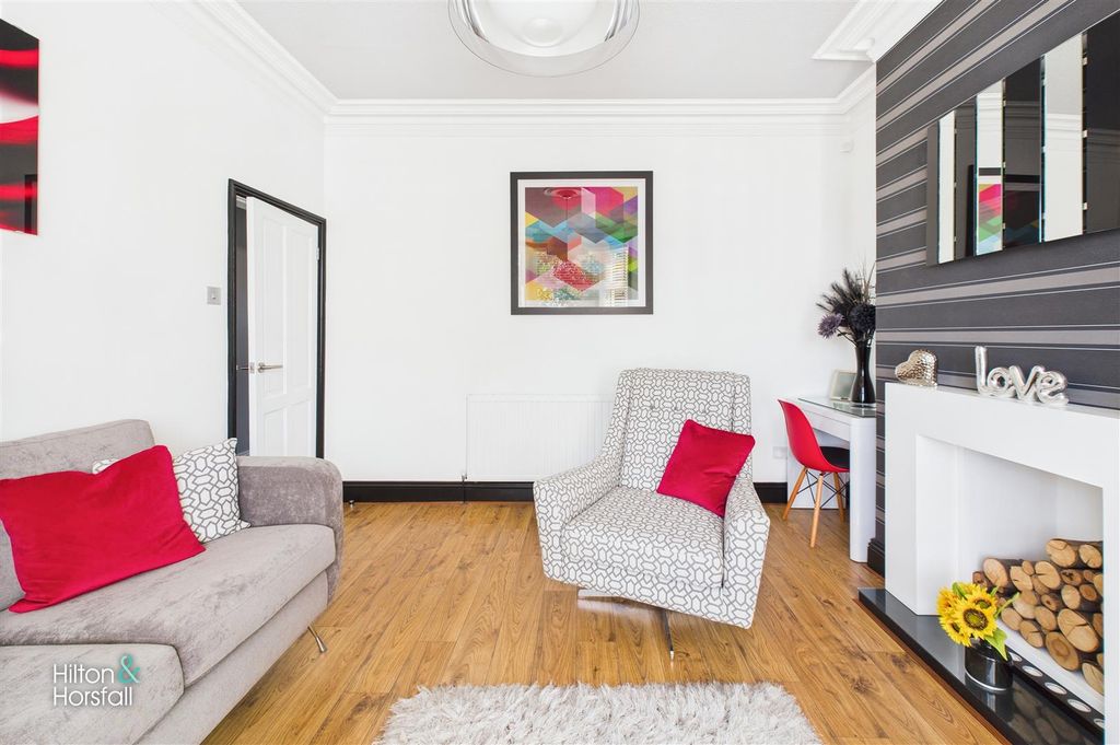 Property photo 3 of 14 Colne Road