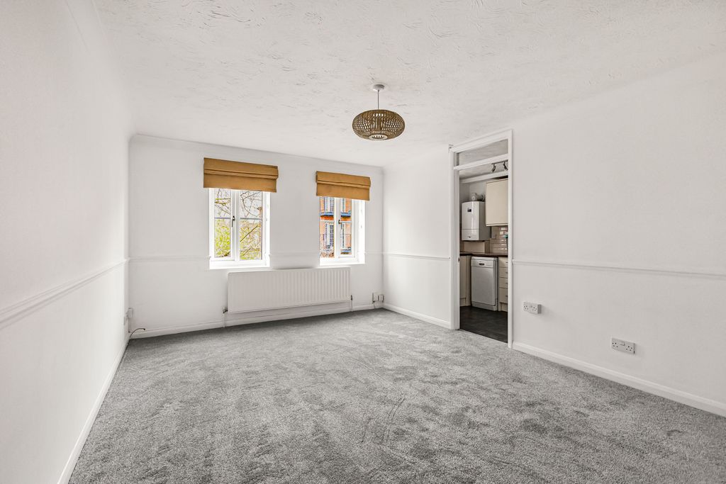 Property photo 2 of 11 Lounge