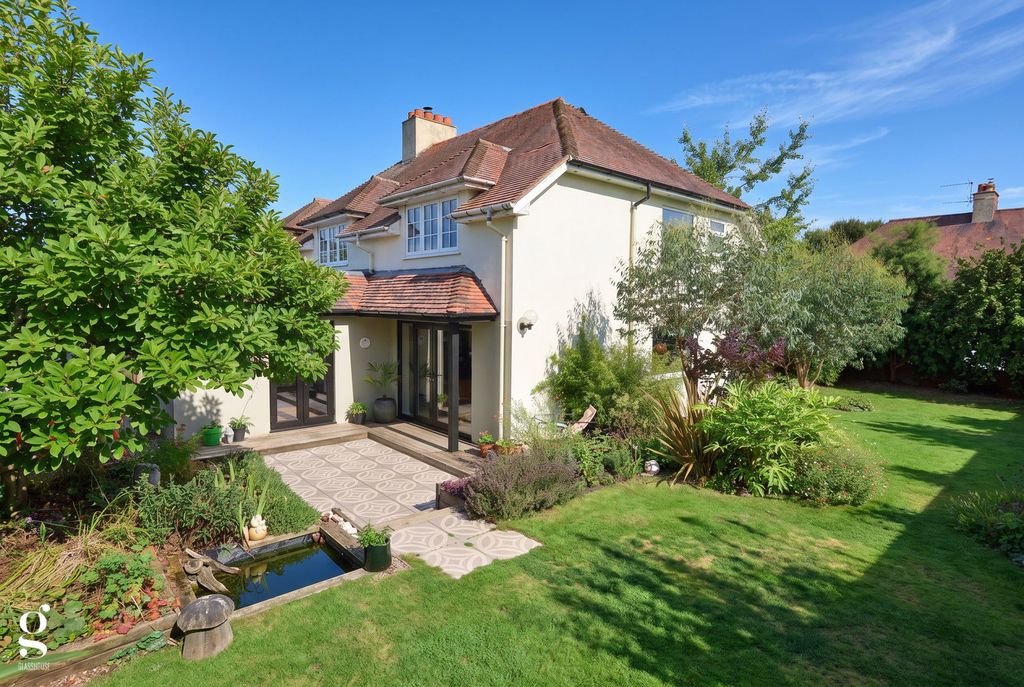 Property photo 2 of 40
