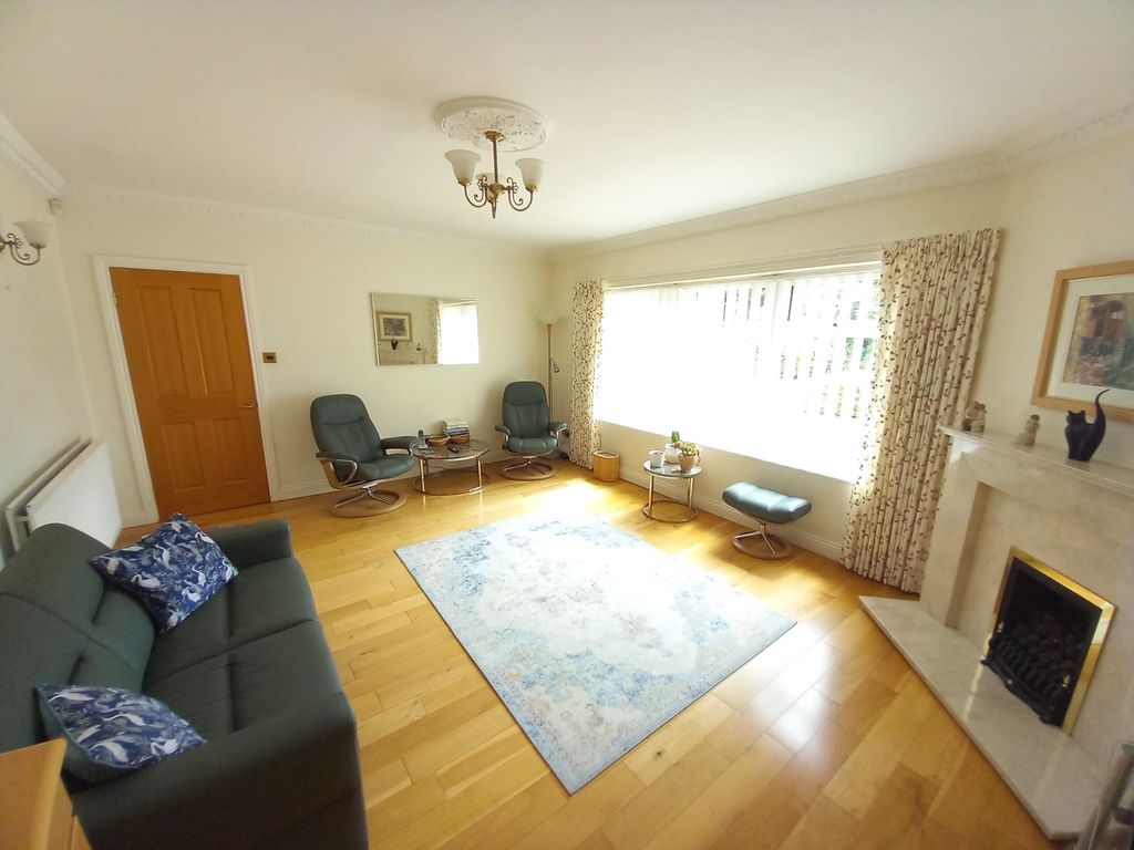 Property photo 3 of 27 Lounge