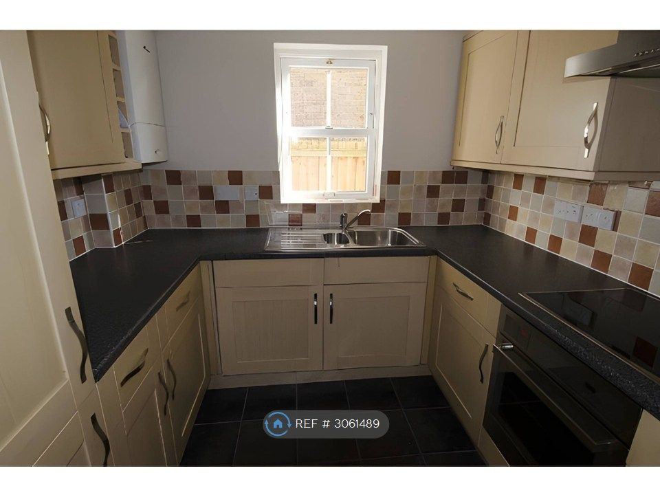 Property photo 3 of 10 Kitchen