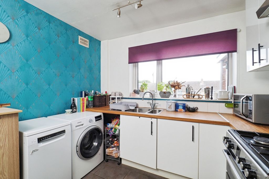 Property photo 2 of 17 Kitchen