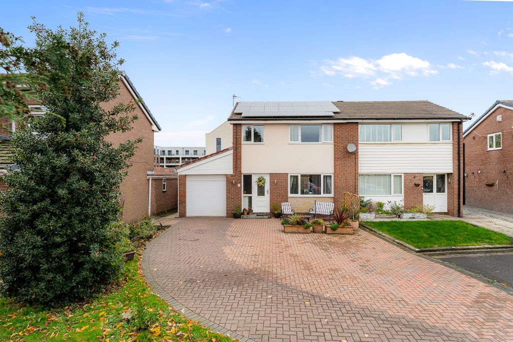 Property photo 1 of 12 11 Duckworth Grove-12