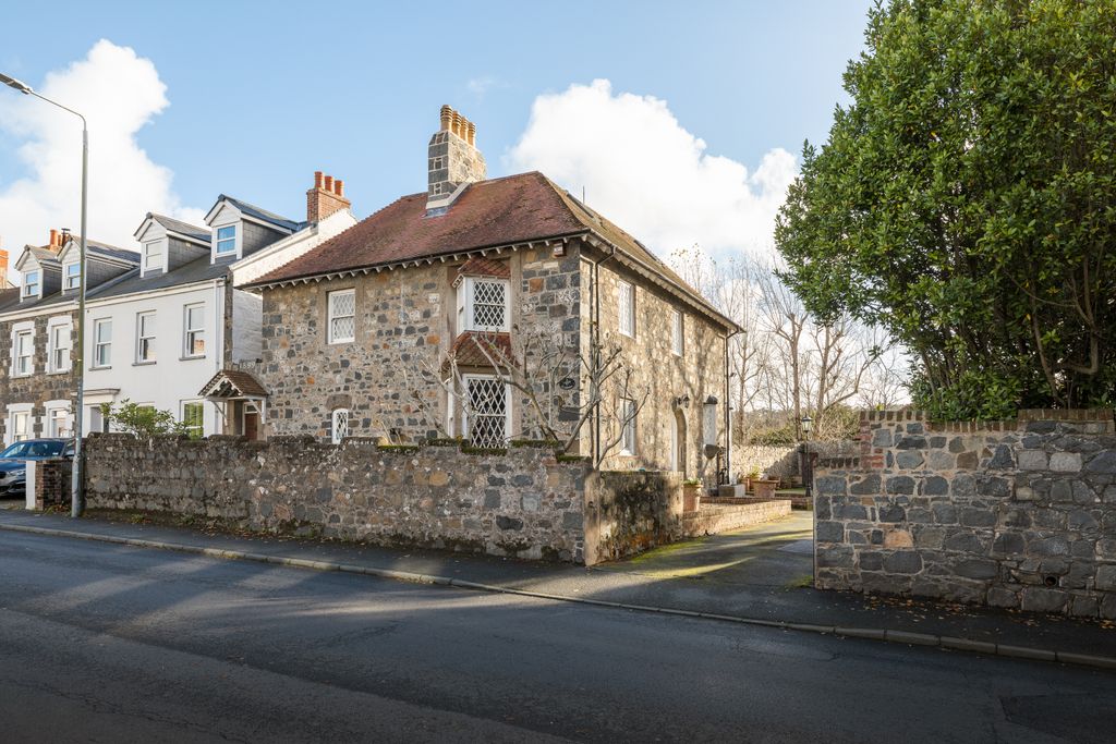 Property photo 2 of 20