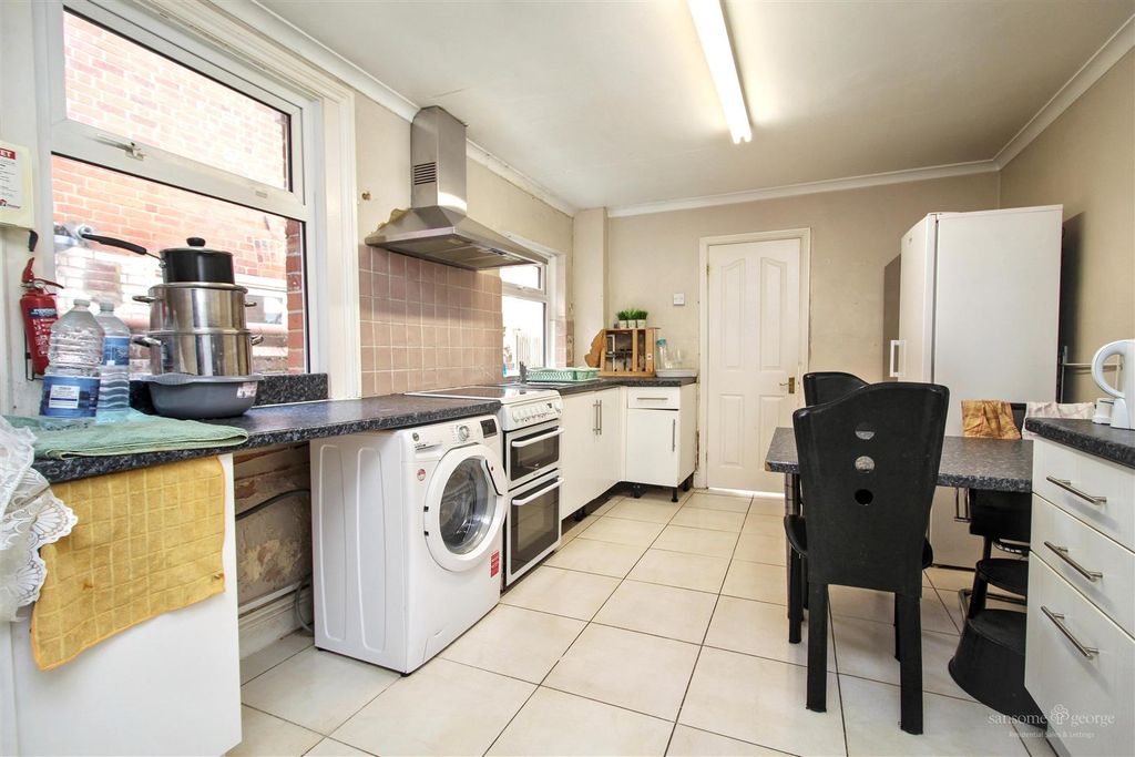 Property photo 2 of 18 Kitchen