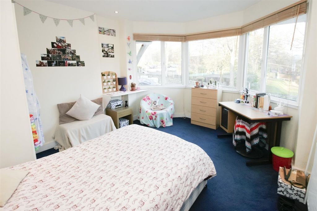 Property photo 2 of 6 Cozy Bedroom Featuring A Neatly Made Bed, A Small ...