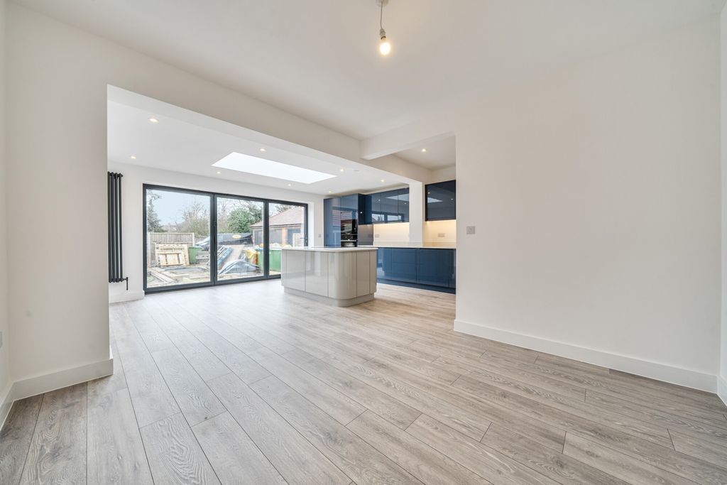 Property photo 2 of 11 1416383-14-699861...