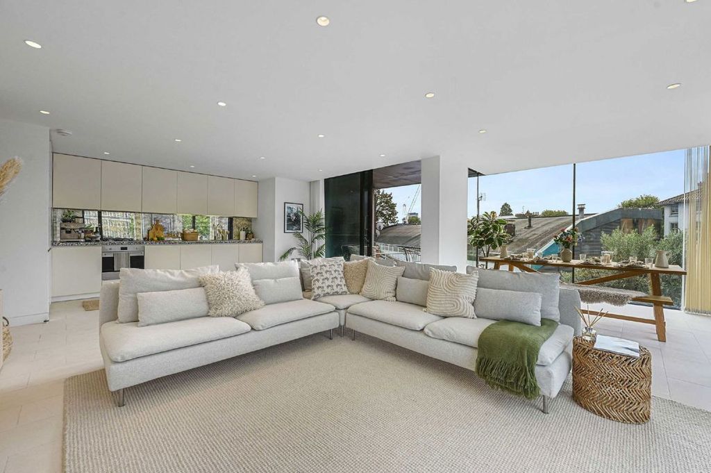 Property photo 2 of 8