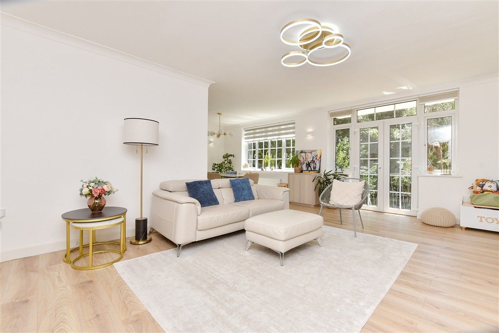 Property photo 1 of 19 Lounge