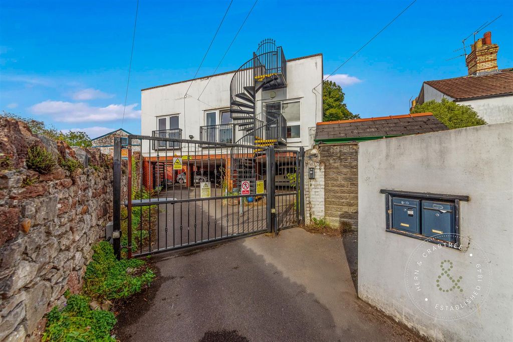 Property photo 2 of 35 Severn-Road-39.Jpg