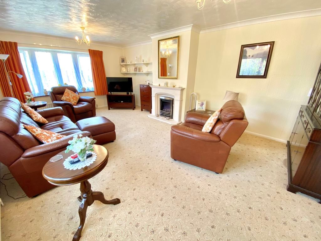 Property photo 3 of 17 Lounge