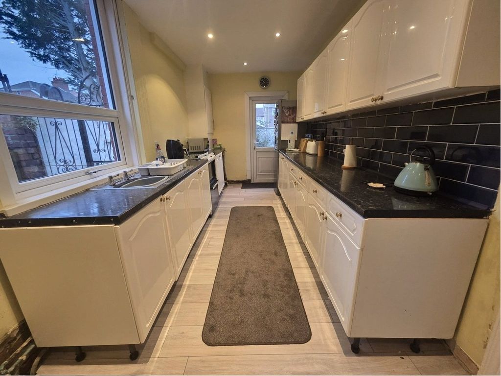 Property photo 3 of 20 Kitchen