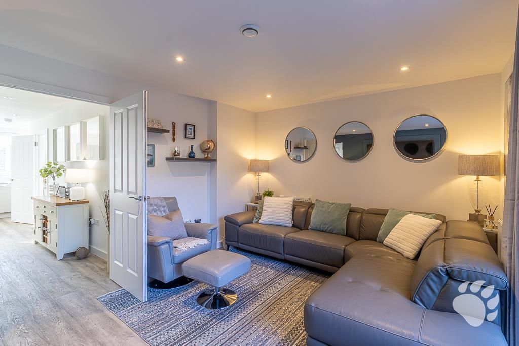 Property photo 3 of 28 Lounge