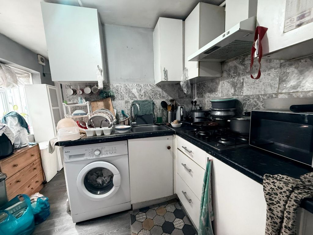 Property photo 1 of 5 Two Bedrooms Ground Floor Flat Off Romford Road- 1800 Pcm