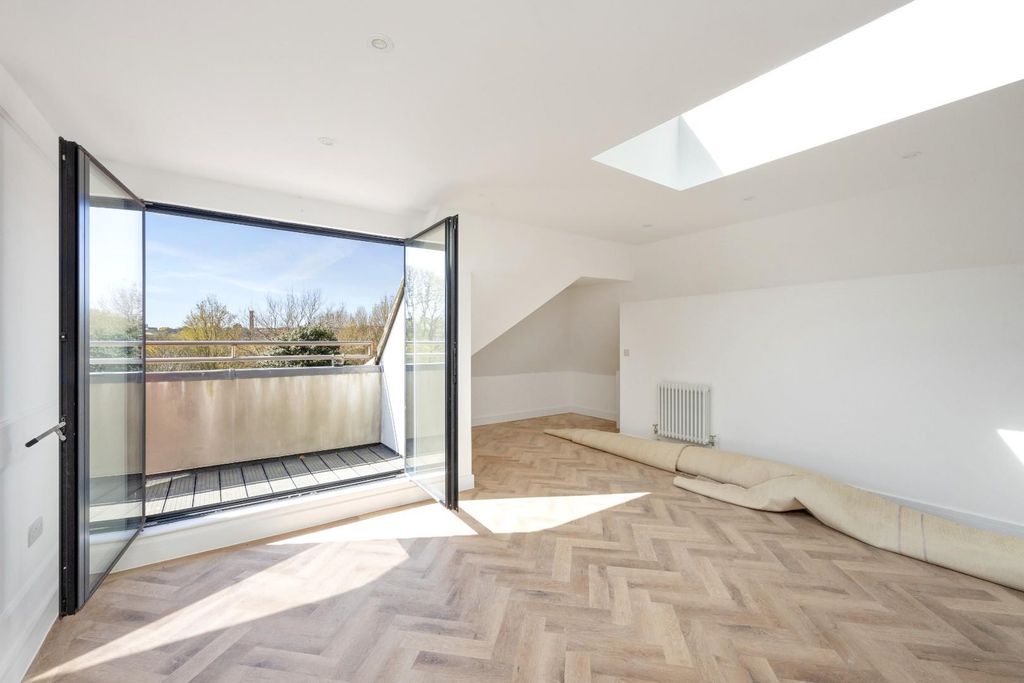 Property photo 2 of 11 Living Room