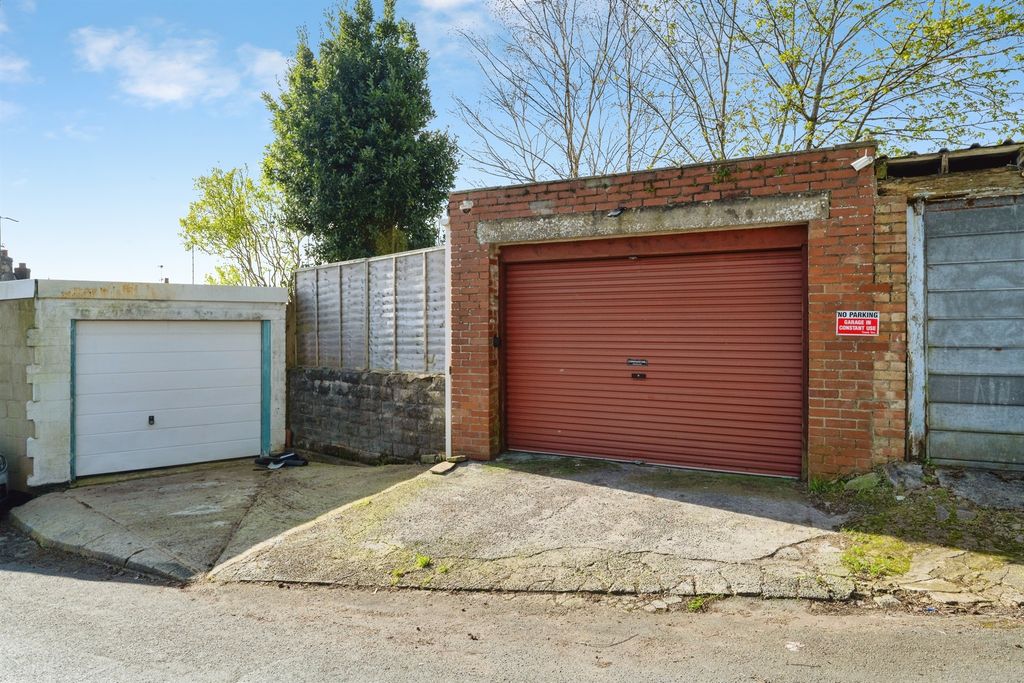 Property photo 2 of 20