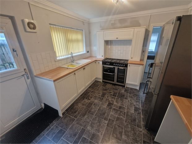 Property photo 3 of 11 Kitchen