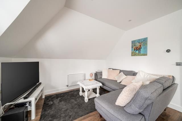 1 bed flat for saleCricketers Close, Bagshot GU19 photo 4