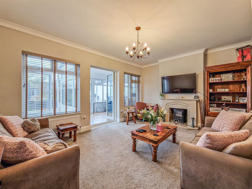 Property photo 2 of 16 Lounge