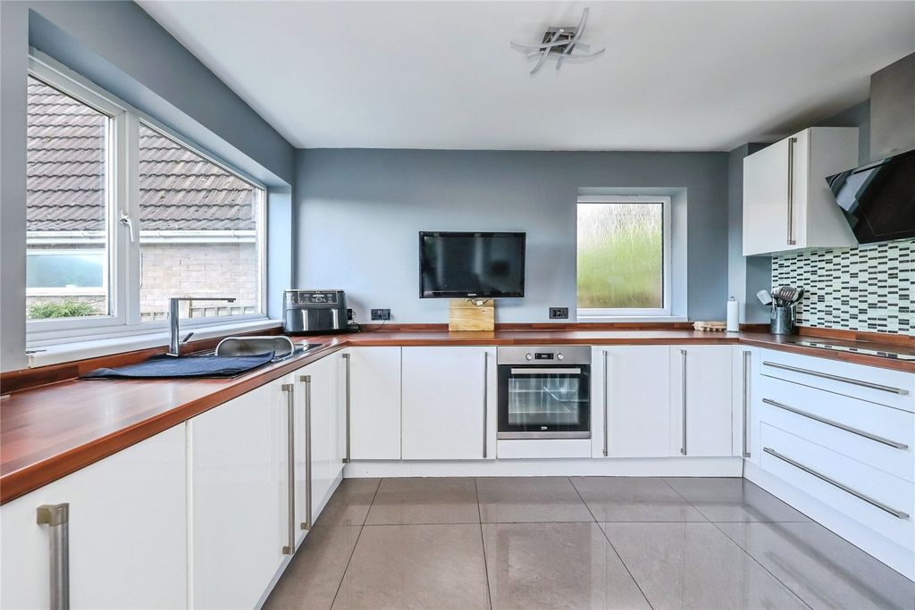 Property photo 2 of 20 Fitted Kitchen