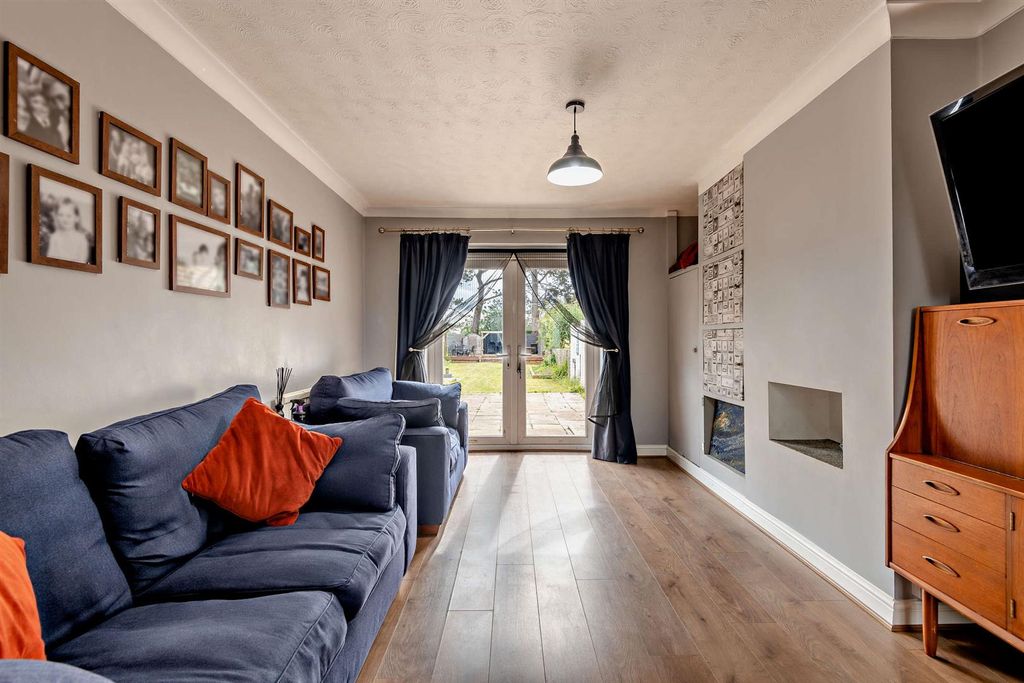Property photo 3 of 11 8693542-Interior03-800.Jpg