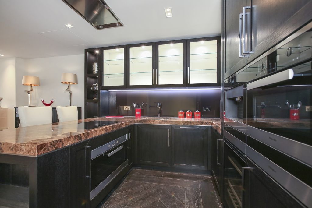 Property photo 3 of 17 Gladstone House