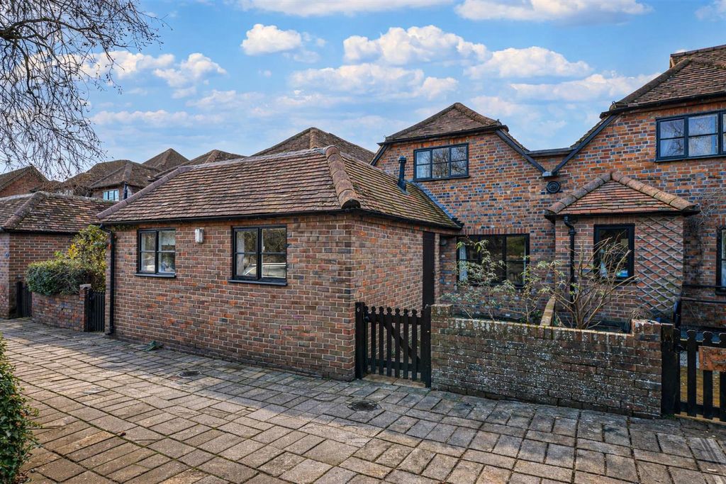 Property photo 1 of 8 Approach