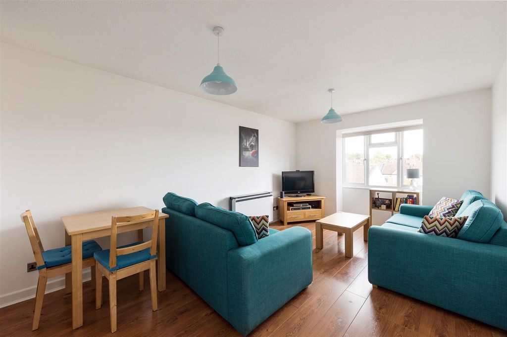 Property photo 2 of 13 Teresa Mews, E17