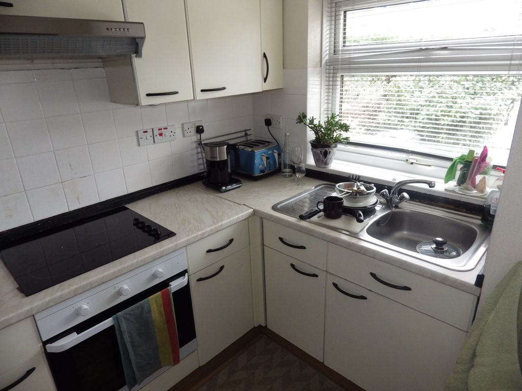 Property photo 3 of 10 Kitchen