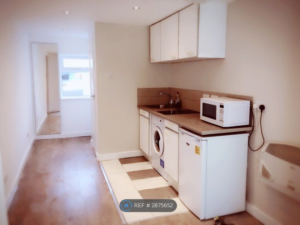 Property photo 1 of 3 Kitchenette