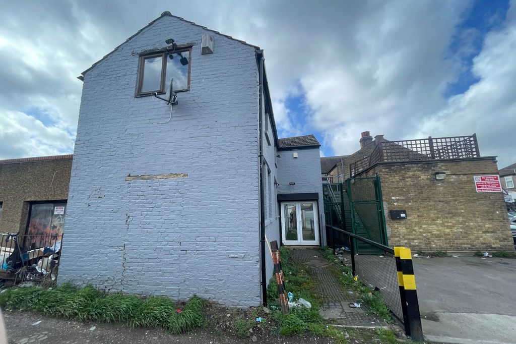 Property photo 2 of 13 The Coach House To The Rear Of 237 Bexley Road, Erith, Kent, Da8 3Ex