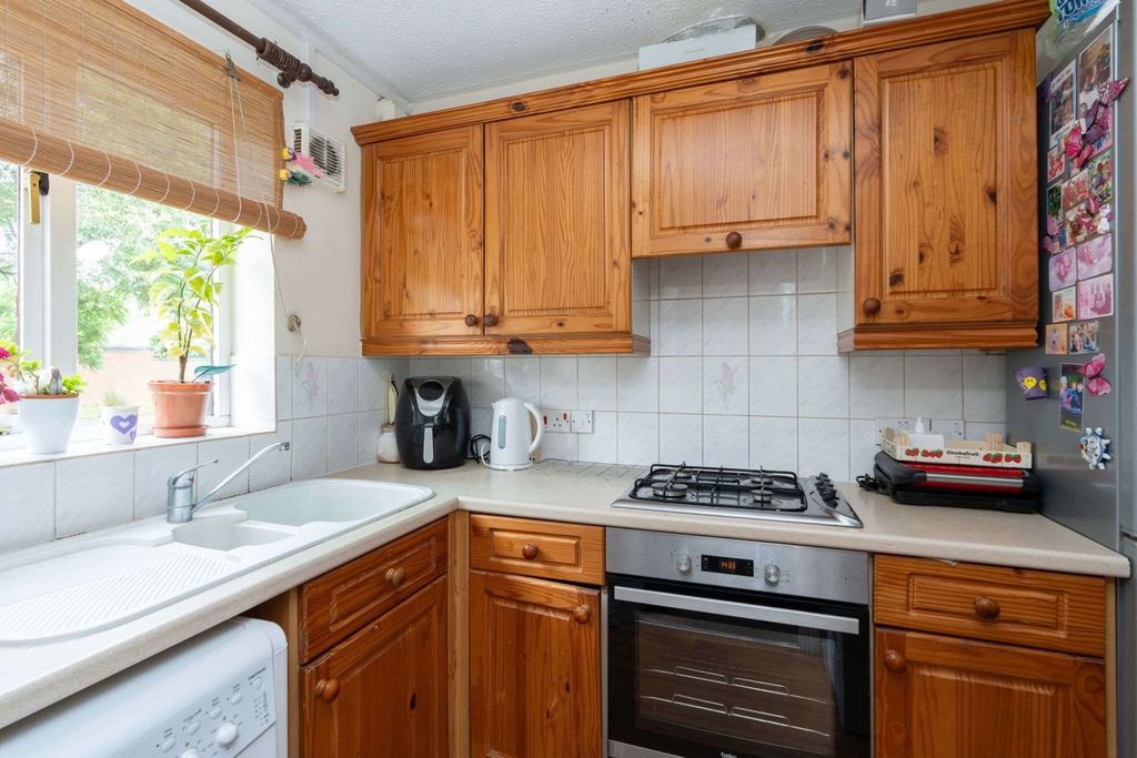 Property photo 3 of 8 Kitchen
