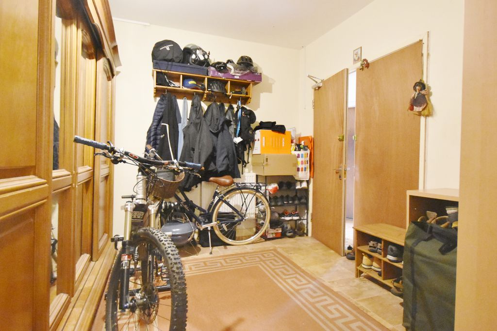 Property photo 2 of 23 Lobby