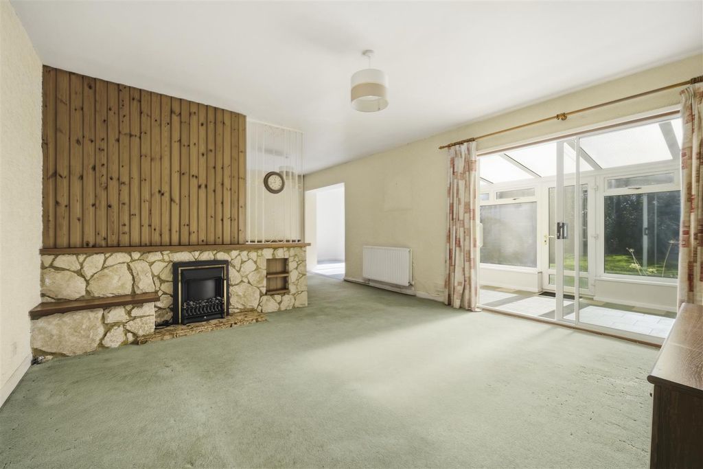 Property photo 3 of 30 Lounge