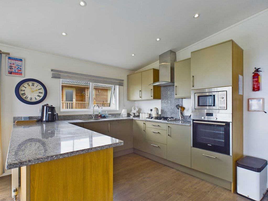 Property photo 2 of 13 3380594
