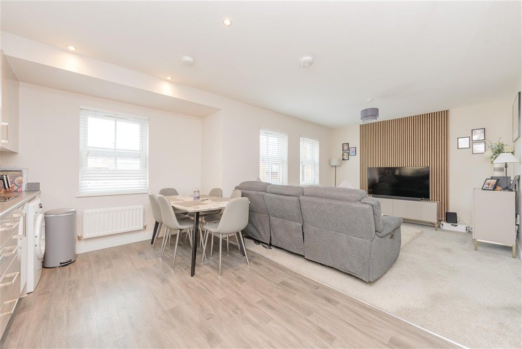 Property photo 3 of 9 Kitchen/Lounge