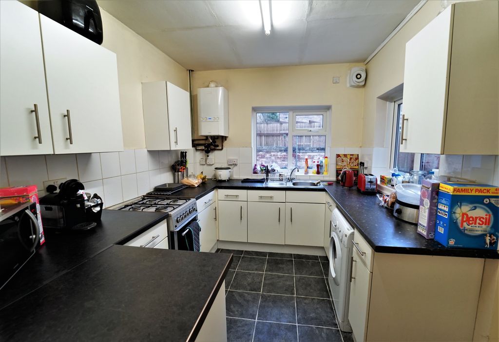 Property photo 2 of 9 Kitchen