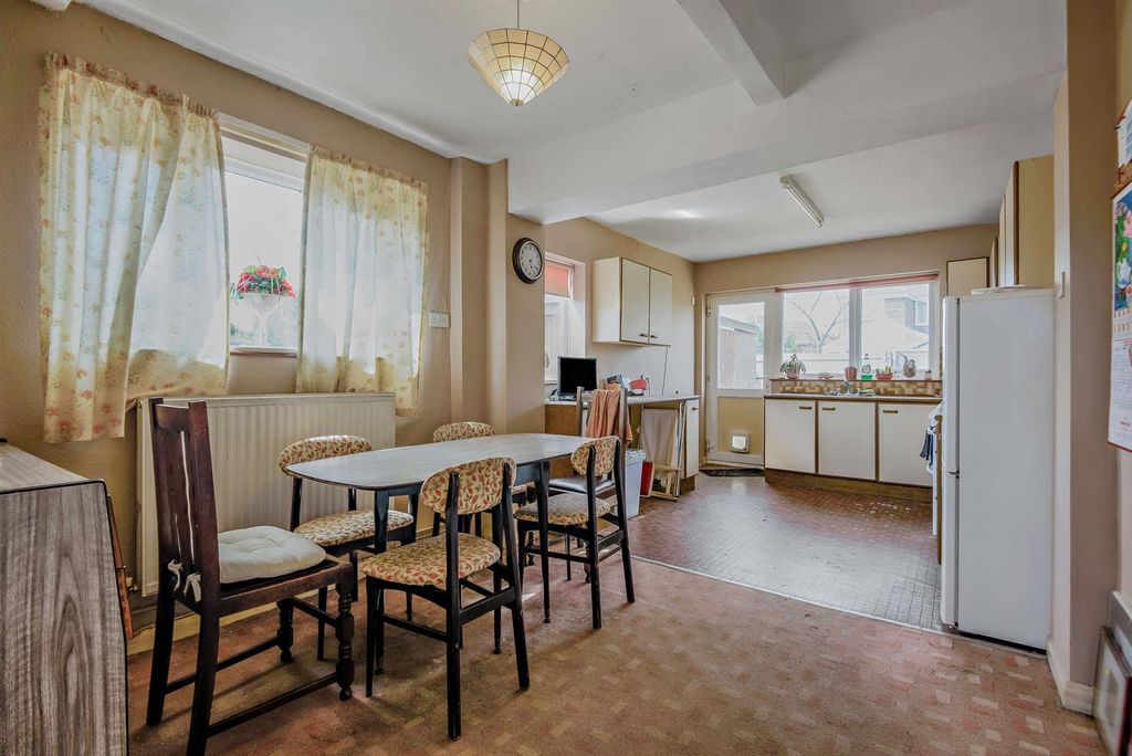 Property photo 3 of 16 8661253-Interior01-800.Jpg