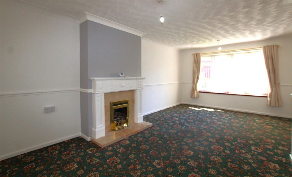 Property photo 3 of 12 Lounge