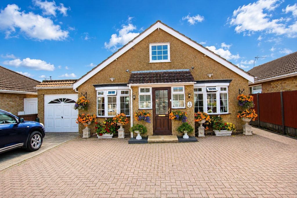Property photo 1 of 27 Gorse Lane, Clacton On Sea