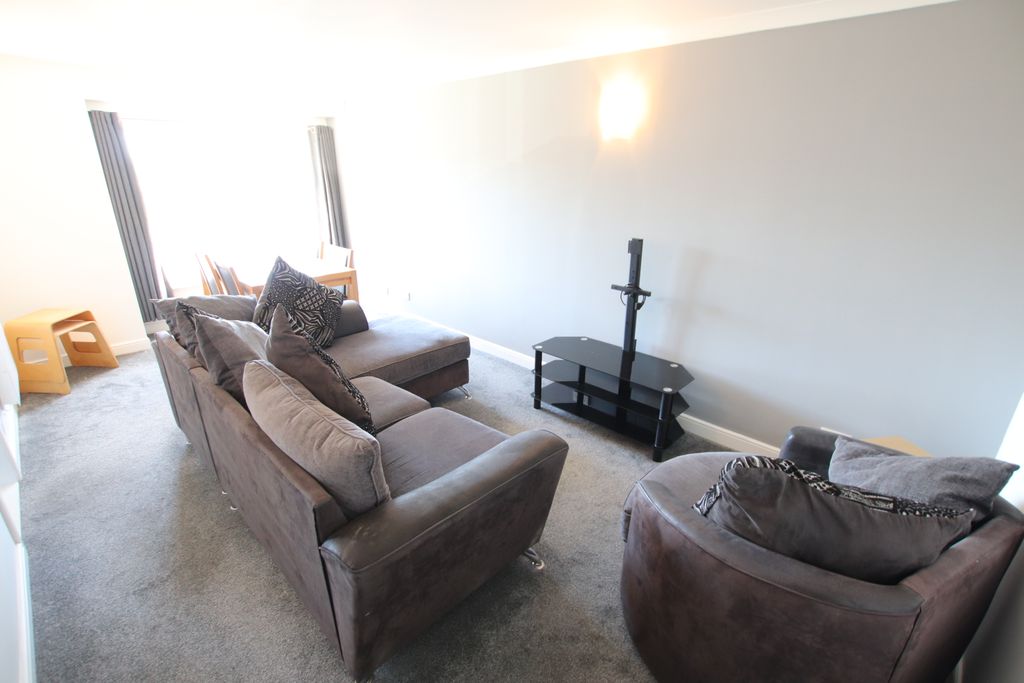 Property photo 2 of 8 Lounge