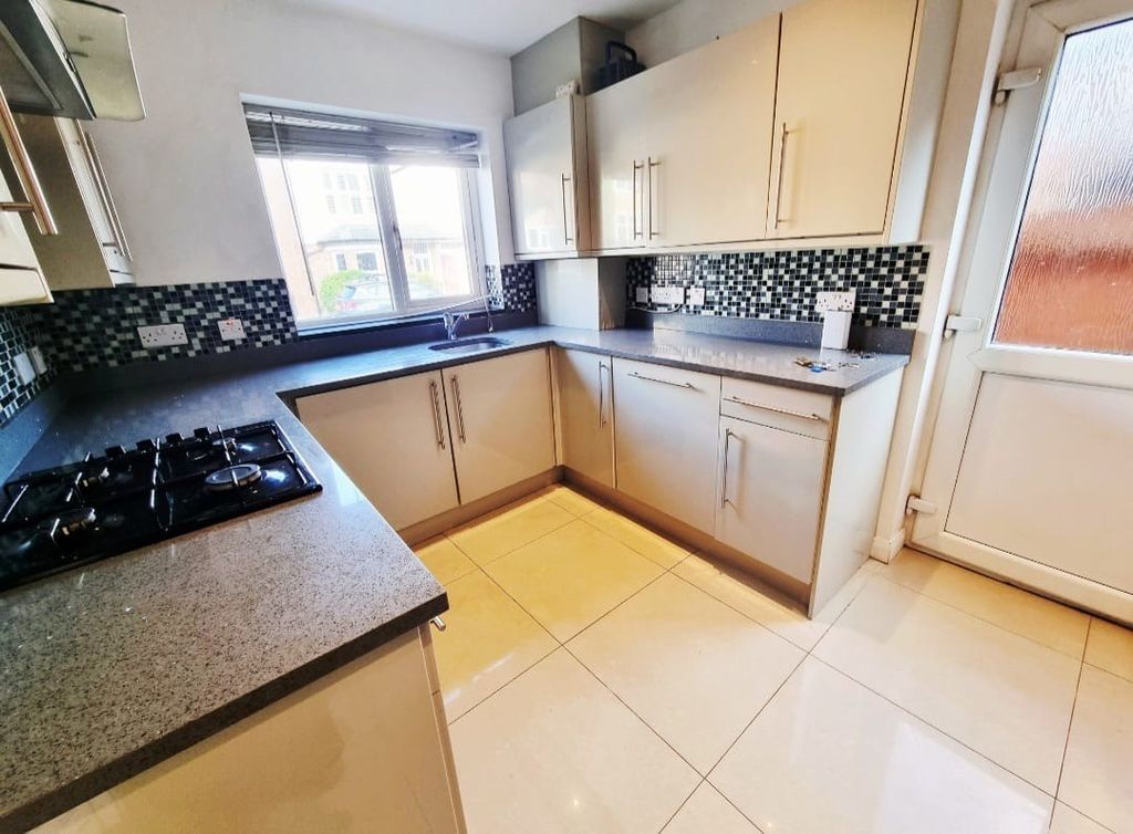 Property photo 3 of 10 Kitchen