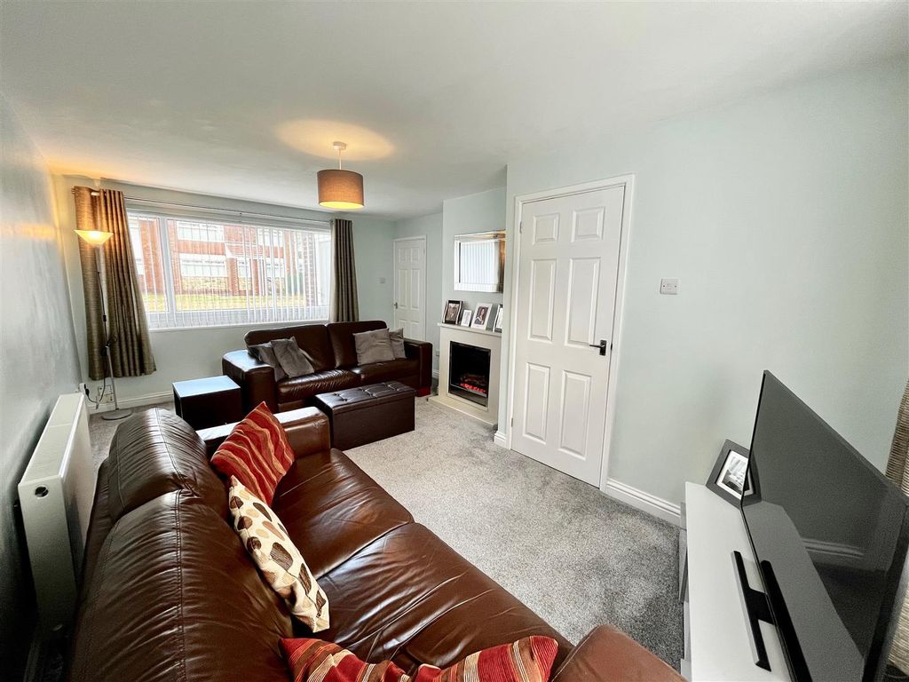 Property photo 3 of 16 Lounge