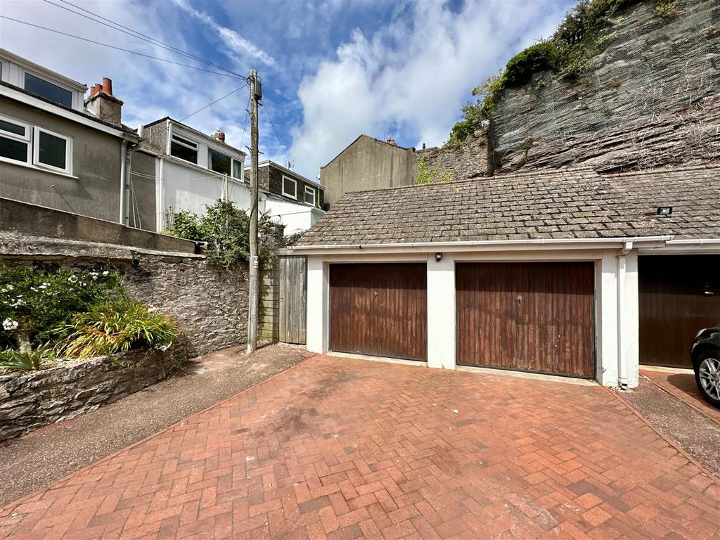 Property photo 2 of 18 Double Garrage &amp; Parking.Jpg