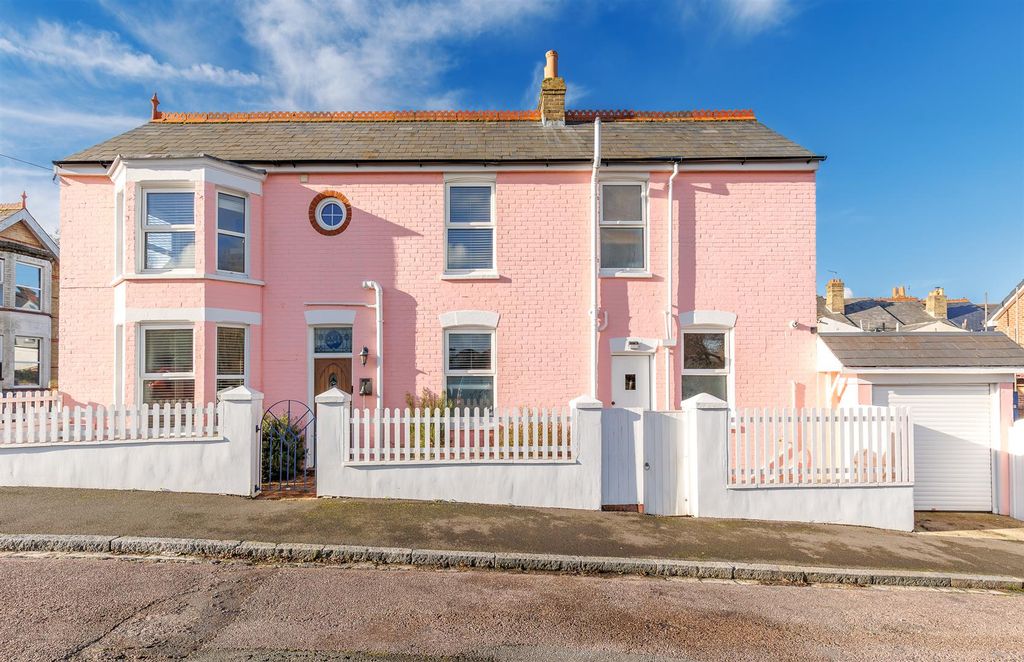 Property photo 1 of 33