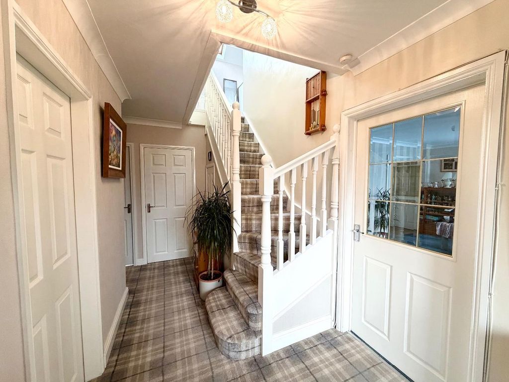 Property photo 3 of 22 Entrance Hallway