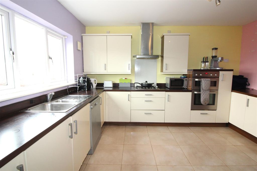 Property photo 3 of 28 Kitchen/Breakfast Room